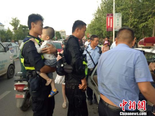 昆明:男子抱2歲幼子跳河輕生民警奮不顧身救人
