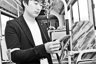 患病老人乘公交手術(shù)費(fèi)落車廂 乘客車長民警接力送還