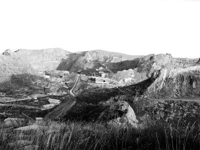 別的地方都在環(huán)保攻堅 這里采石繁忙塵土飛揚(yáng)