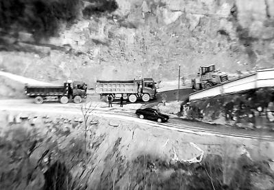 別的地方都在環(huán)保攻堅 這里采石繁忙塵土飛揚(yáng)