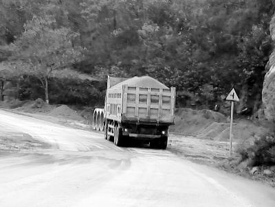 別的地方都在環(huán)保攻堅 這里采石繁忙塵土飛揚(yáng)