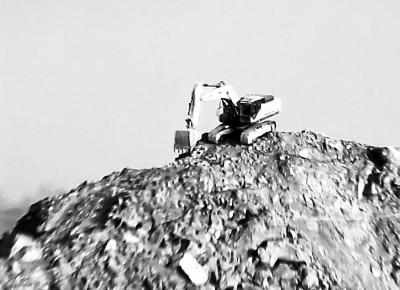 別的地方都在環(huán)保攻堅 這里采石繁忙塵土飛揚(yáng)