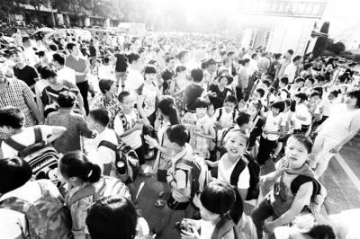 總價(jià)超11萬!小學(xué)生天價(jià)開學(xué)清單引熱議:孩子開學(xué)輕裝上陣吧