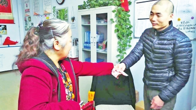 車上打瞌睡老人落下1.4萬元 遇拾金不昧好車長