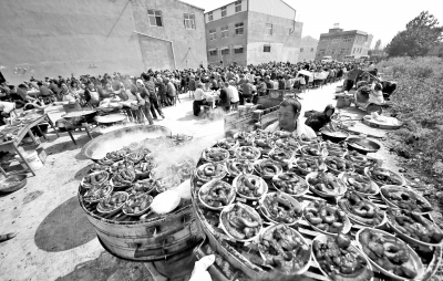 訂親彩禮花樣多 “一動不動”壓垮一家兩代人