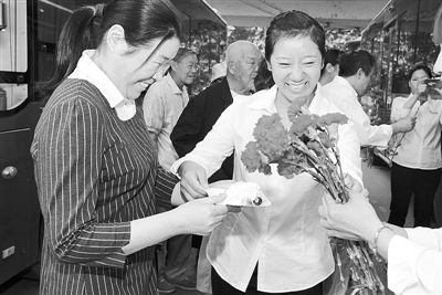 鄭州公交巾幗線路女車長和女乘客共度節(jié)日