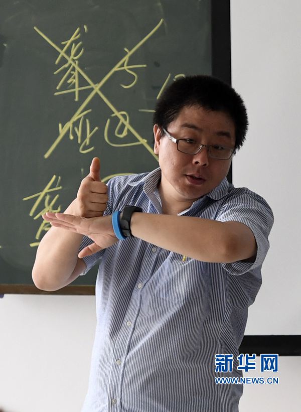 聾人小伙關(guān)雪松:講臺(tái)上“比劃”人生精彩