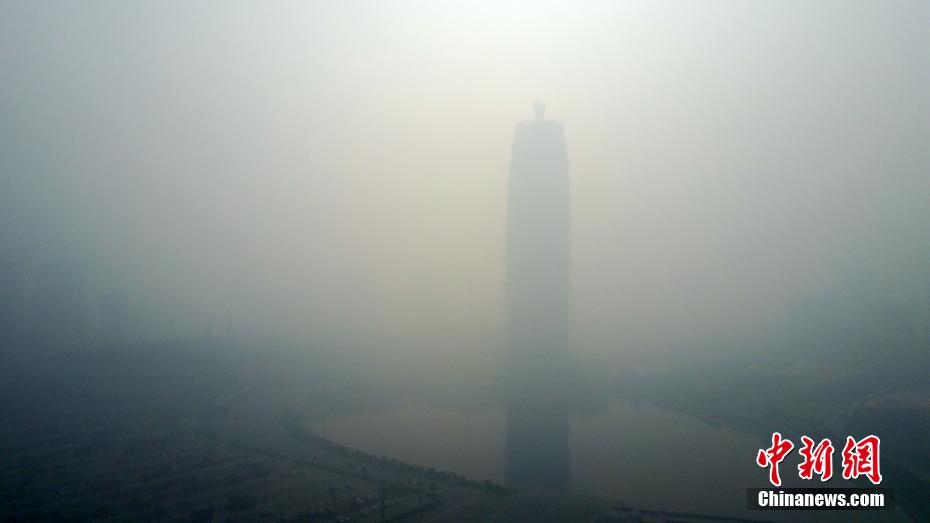鄭州遭遇重度霧霾 城市地標(biāo)紛紛“隱身” 鄭州遭遇重度霧霾 城市地標(biāo)紛紛“隱身”