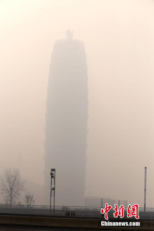 鄭州遭遇重度霧霾 城市地標(biāo)紛紛“隱身”