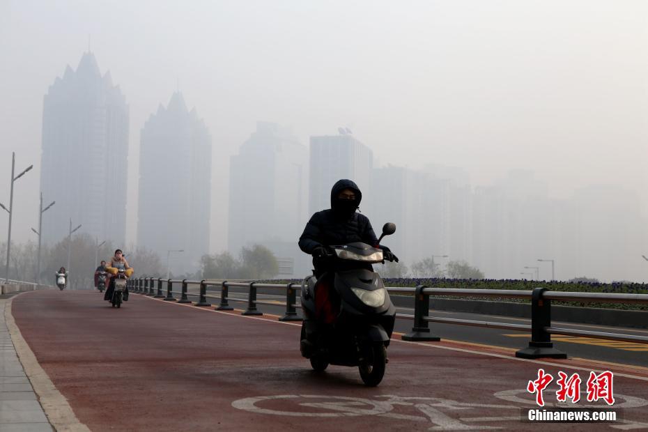 鄭州遭遇重度霧霾 城市地標(biāo)紛紛“隱身” 鄭州遭遇重度霧霾 城市地標(biāo)紛紛“隱身”