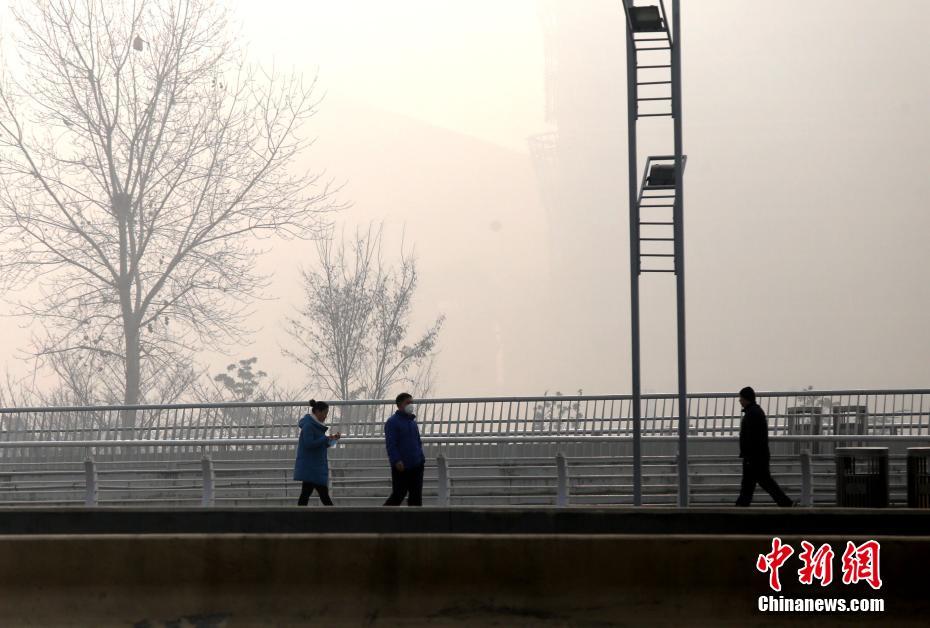 鄭州遭遇重度霧霾 城市地標(biāo)紛紛“隱身” 鄭州遭遇重度霧霾 城市地標(biāo)紛紛“隱身”