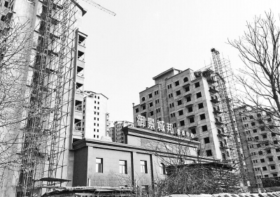 鶴壁一樓盤五證齊全卻停工兩年 1200業(yè)主望“房”興嘆