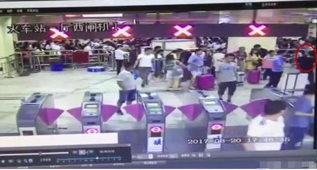 男子帶防狼噴霧上地鐵被攔 20秒噴完乘客狂咳