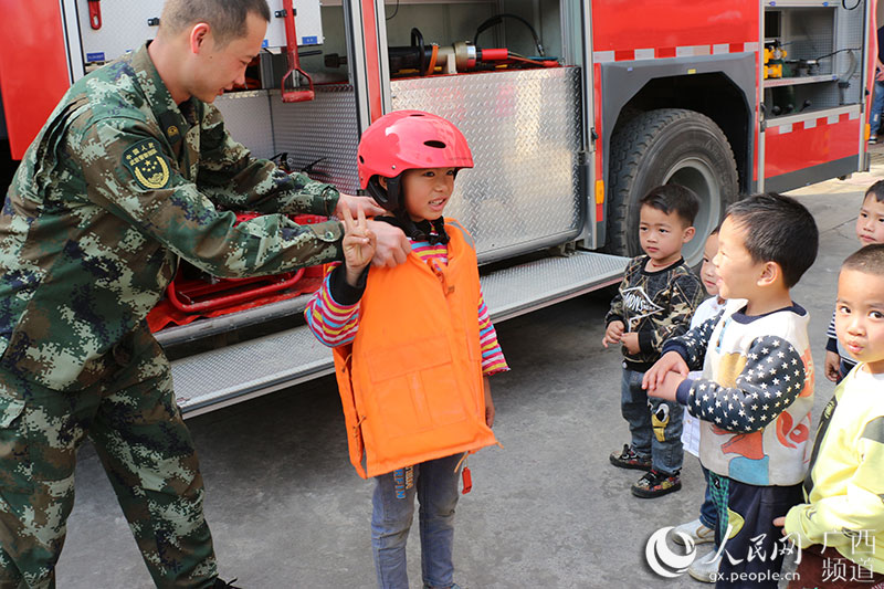 小朋友穿戴水域救援服