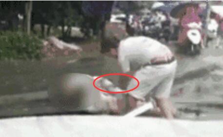 蘇州驚現(xiàn)“路怒”司機 手持鋼管狂砸兩人場面嚇人