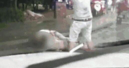 蘇州驚現(xiàn)“路怒”司機 手持鋼管狂砸兩人場面嚇人