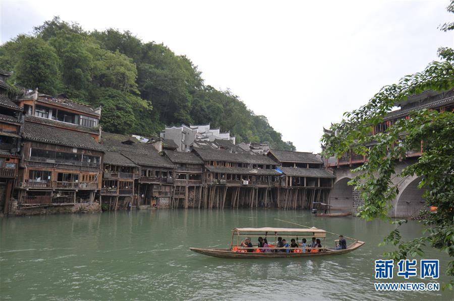 (社會(huì))(1)鳳凰古城將在“五一”期間延長(zhǎng)景點(diǎn)開(kāi)放時(shí)間