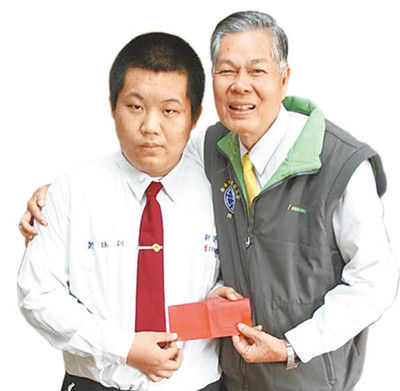 校車司機突昏厥 高三生冷靜接方向盤救37命(圖)