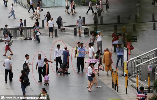 _܇վǰďV֮Ʊ؜ӂI(lng)U_܇վ̎Ʊ؜ӵȺڴֱ(zhn)Ļ܇վվȺ_܇վǵĴTͬЎƱ؜ӵȺڴr^ĳ˿ʹԒȥ9£c͵ļðƱ؜˔(sh)H]МpȻͬӵb磺{(ln)ɫƷŮ߀СtɫR׵ġ(w)꠳ɆTǡˆTc͵鮔(dng)D_܇վVƱ؜ӡѼðˆT_˿ُ߃rƱ