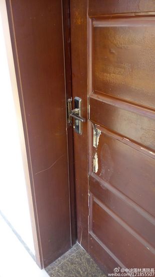 村委會(huì)辦公區(qū)域門被破開(圖據(jù)網(wǎng)友)