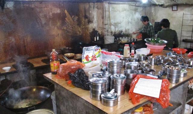 網(wǎng)上高大上網(wǎng)下臟亂差 網(wǎng)絡(luò)送餐被批“兩張皮”