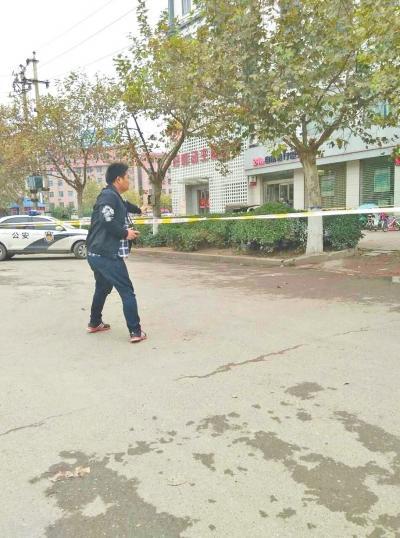事發(fā)后銀行門口拉起了警戒線