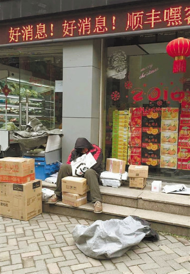 快遞小哥累得坐臺階上睡著辛酸照片刷屏(圖)