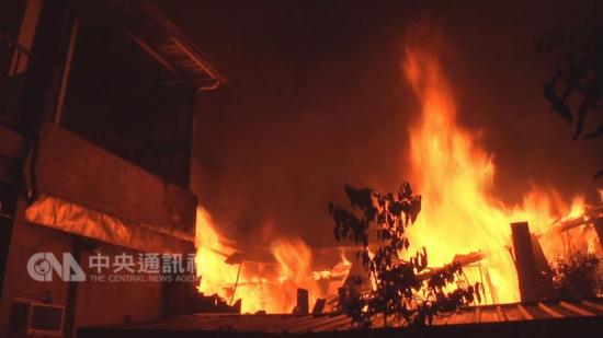 臺(tái)灣苗栗縣一鐵皮屋起火 屋主吃宵夜躲過一劫