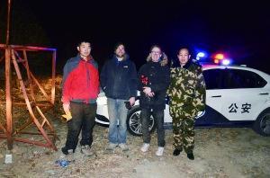 倆美國(guó)青年爬箭扣長(zhǎng)城被困后獲救 用中文說(shuō)謝謝