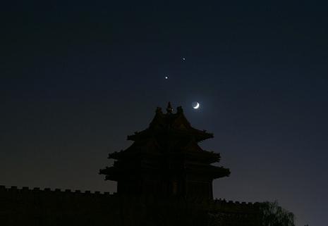 “雙星伴月”大年初四上演“笑臉”趣景