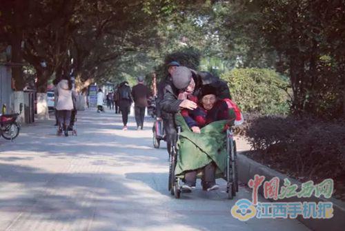 夏炳火推老伴在公園散心