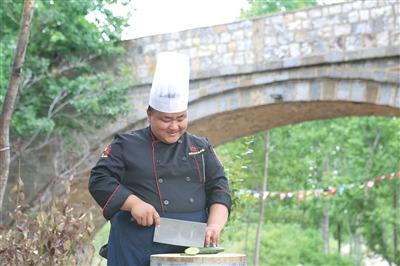 河南大男孩立志與美食為伍先習(xí)武減肥40余斤