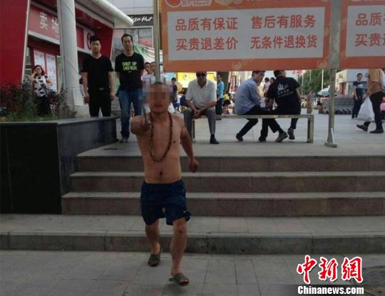 蘭州男子無(wú)照酒駕摩托闖紅燈遭攔揮鐵棍襲警被拘(圖)