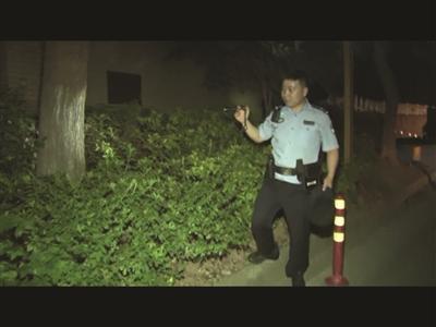 3歲熊孩打開媽媽錢包 萬元鈔票8張卡扔下陽臺(tái)