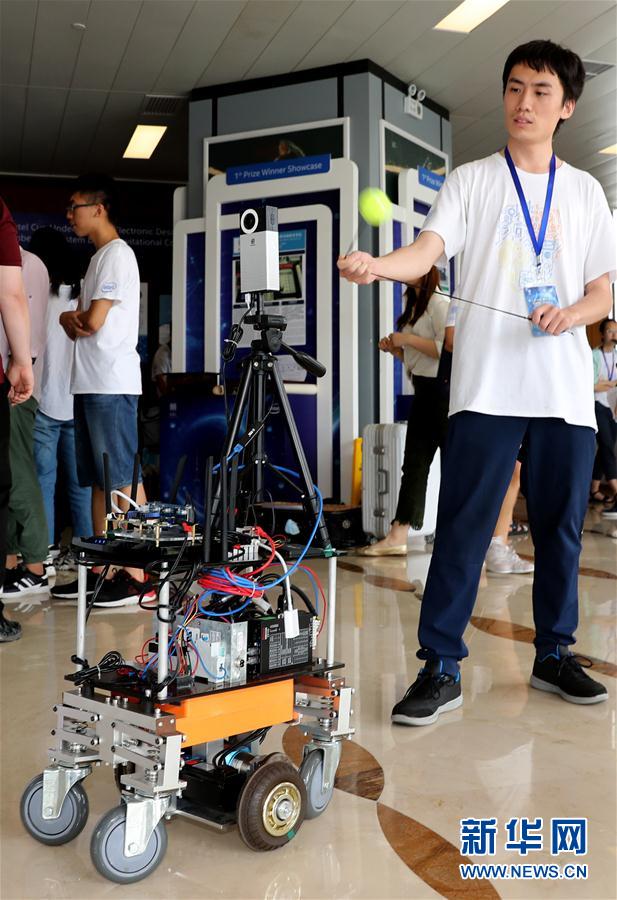 (科技)(1)大學(xué)生匯聚“打擂臺(tái)” 創(chuàng)新點(diǎn)亮智能未來(lái)
